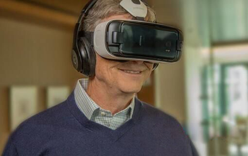 比尔盖茨头戴VR设备